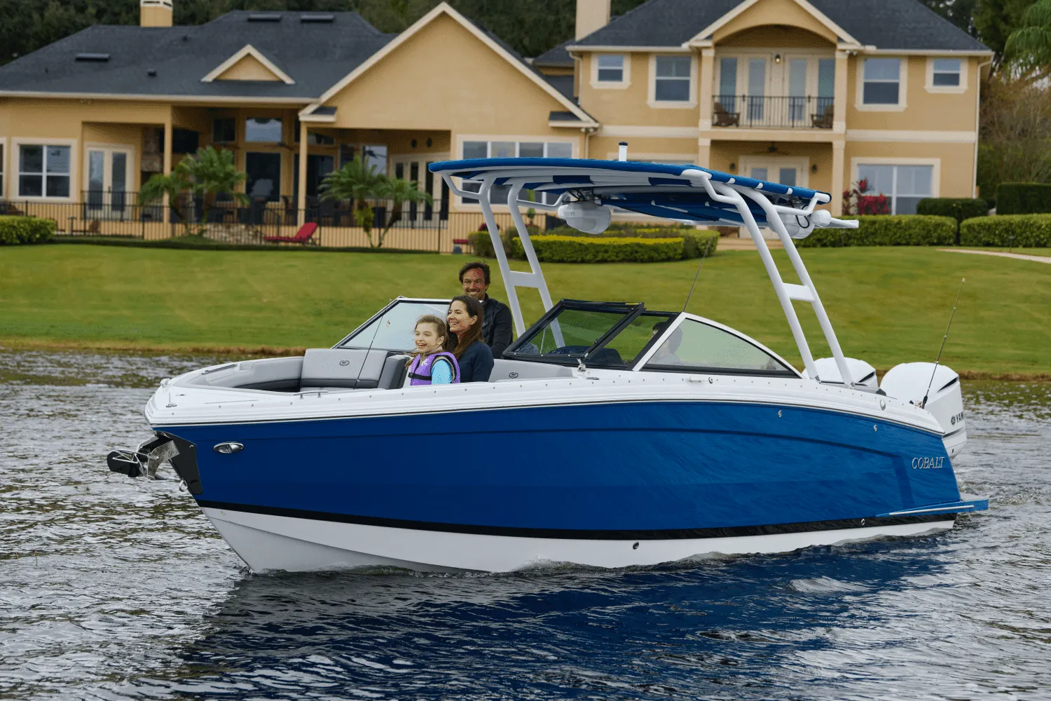2025 Cobalt R8 Outboard Image Thumbnail #6