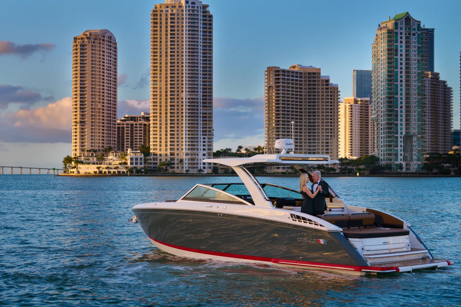 2025 Cobalt R33 Outboard Image Thumbnail #1