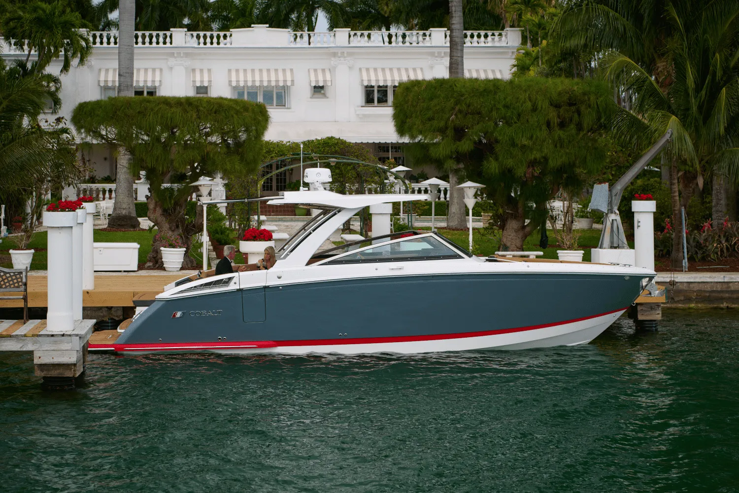 2025 Cobalt R33 Outboard Image Thumbnail #4
