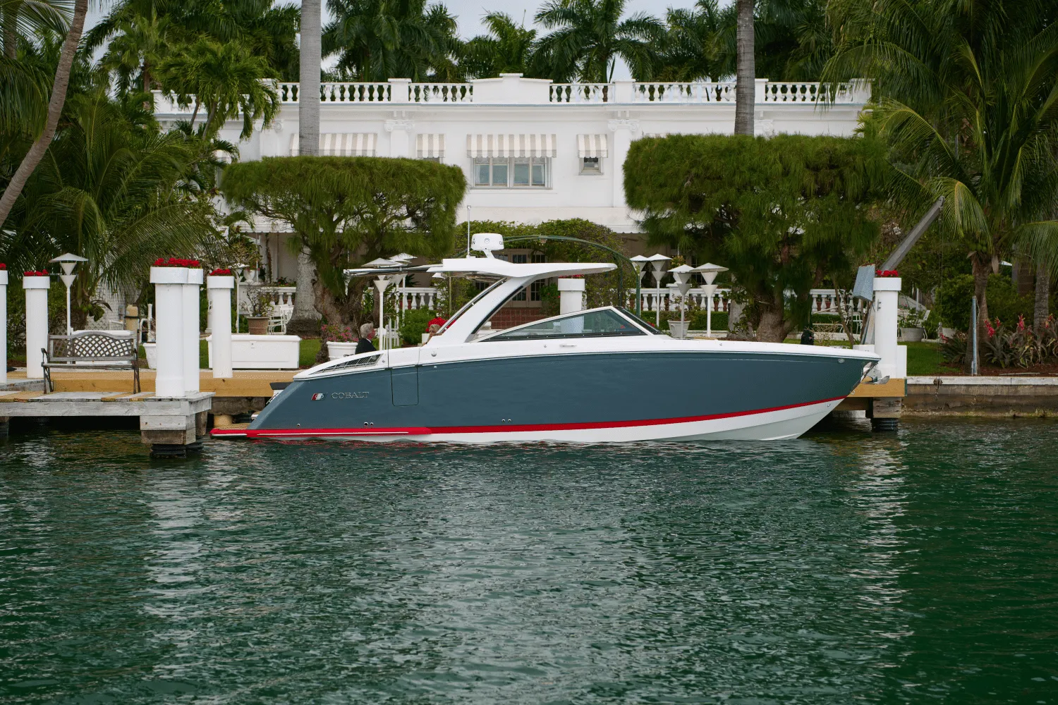 2025 Cobalt R33 Outboard Image Thumbnail #11