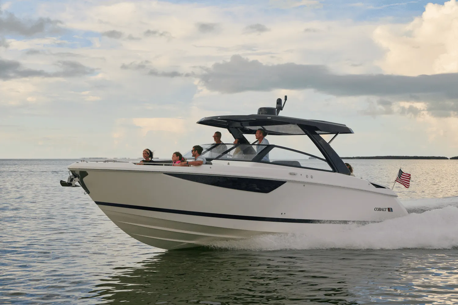 2025 Cobalt R35 Outboard Image Thumbnail #0