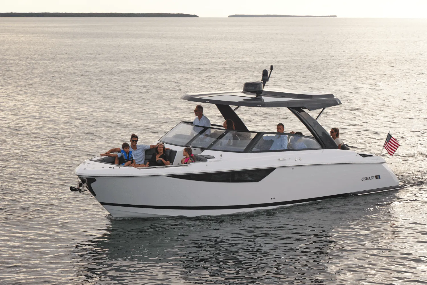 2025 Cobalt R35 Outboard Image Thumbnail #7