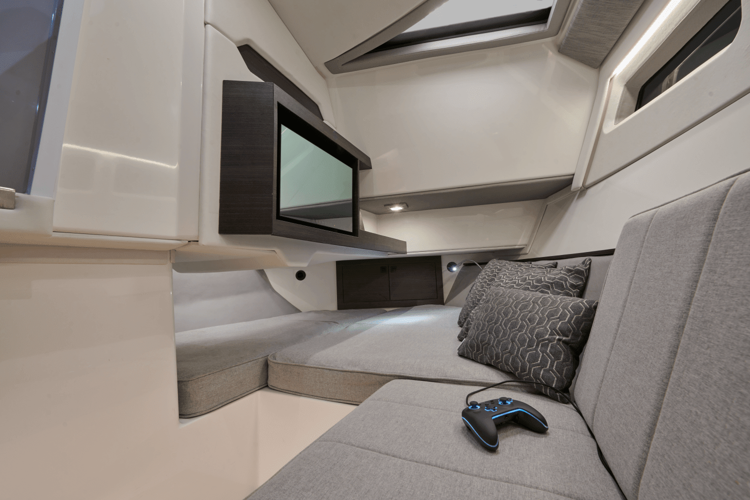 2026 Cobalt R35 Outboard Image Thumbnail #20