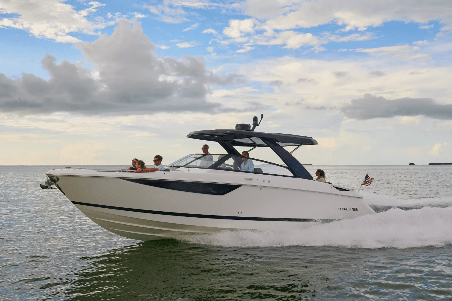 2026 Cobalt R35 Outboard Image Thumbnail #1