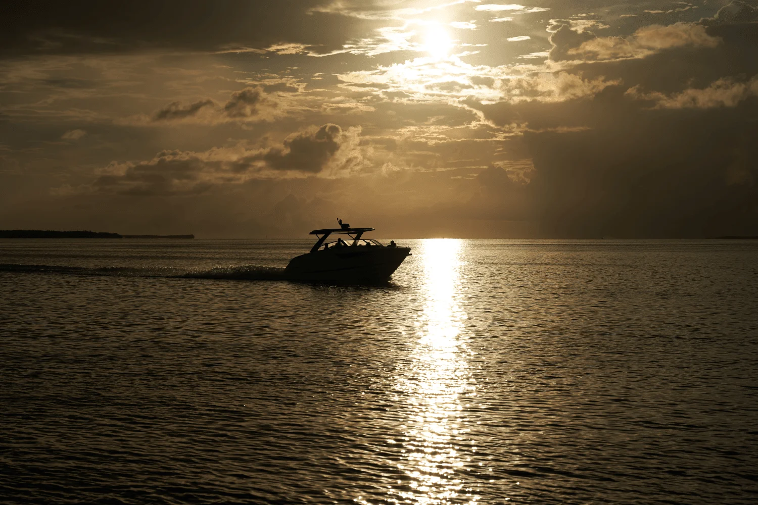 2026 Cobalt R35 Outboard Image Thumbnail #25