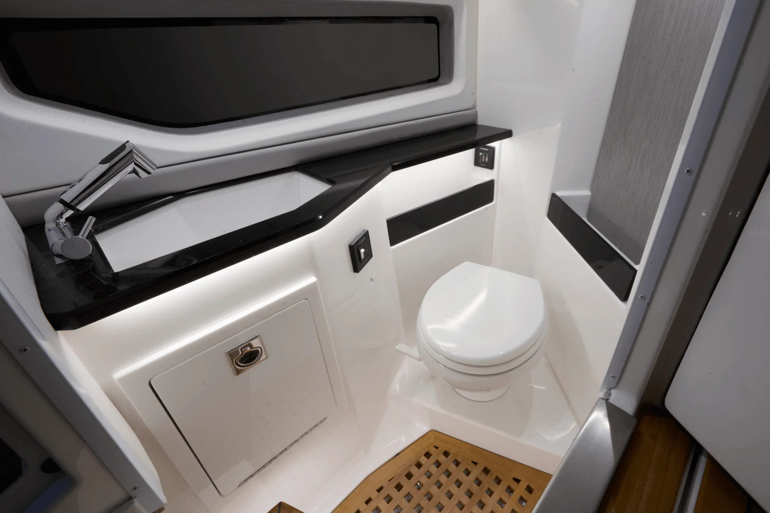 2026 Cobalt R35 Outboard Image Thumbnail #21