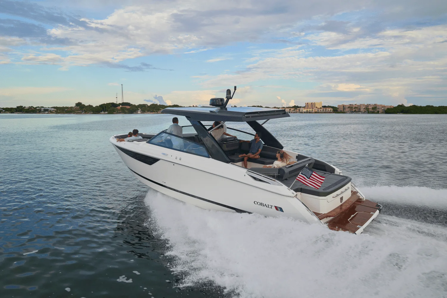 2026 Cobalt R35 Outboard Image Thumbnail #3