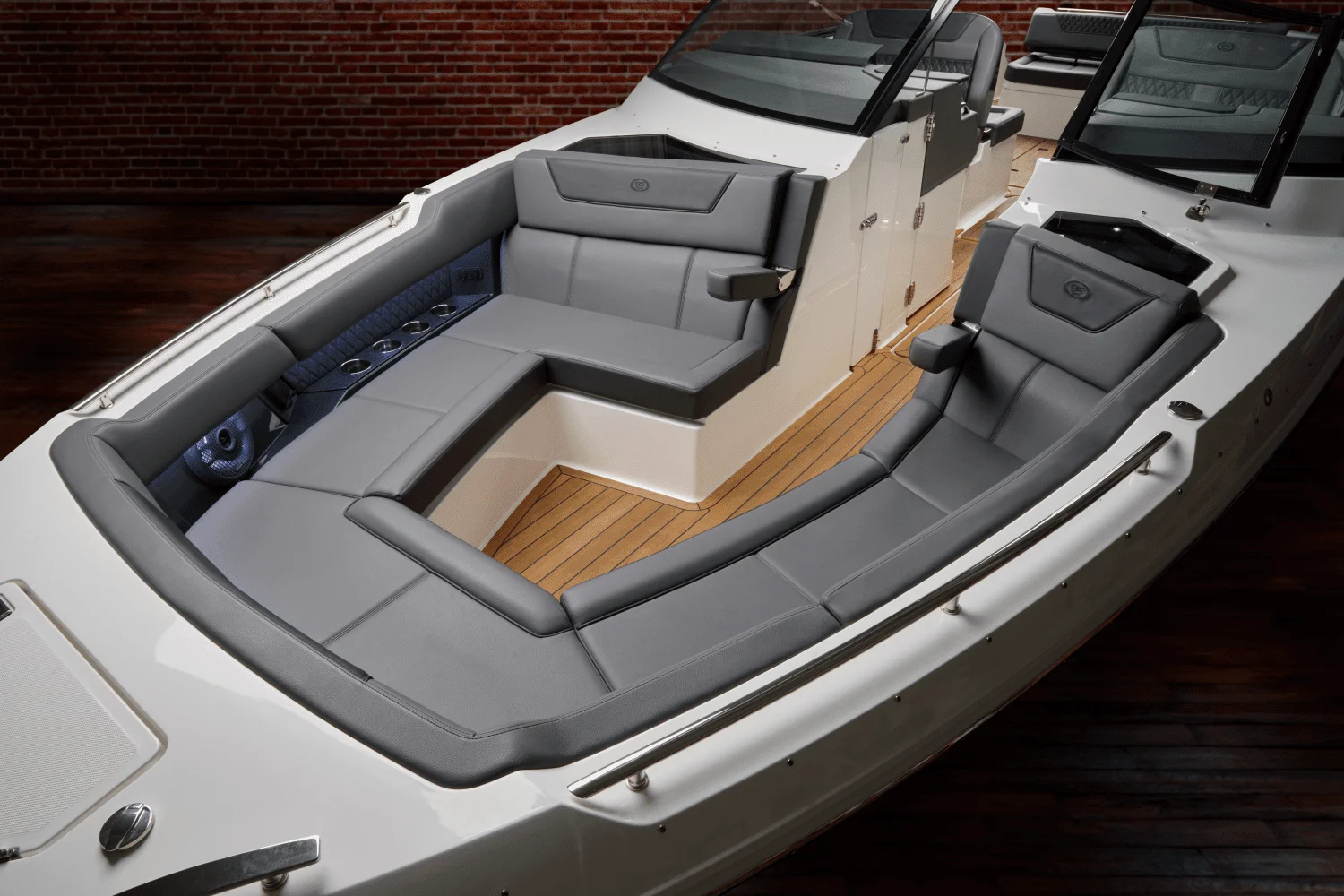 2026 Cobalt R35 Outboard Image Thumbnail #19