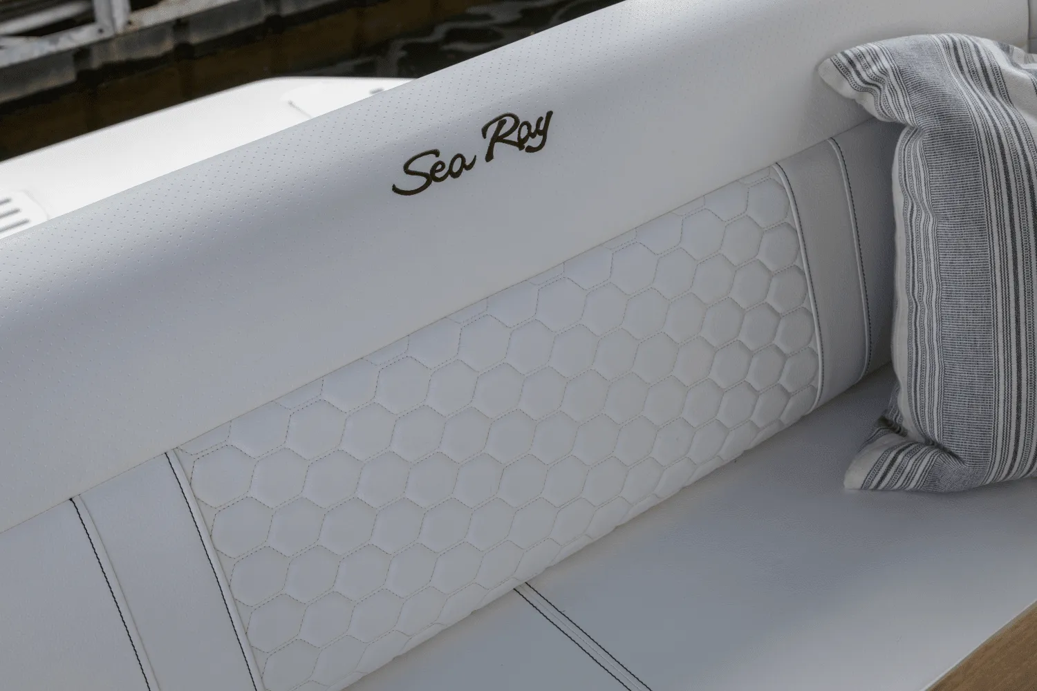 2025 Sea Ray Sundancer 320 Image Thumbnail #40