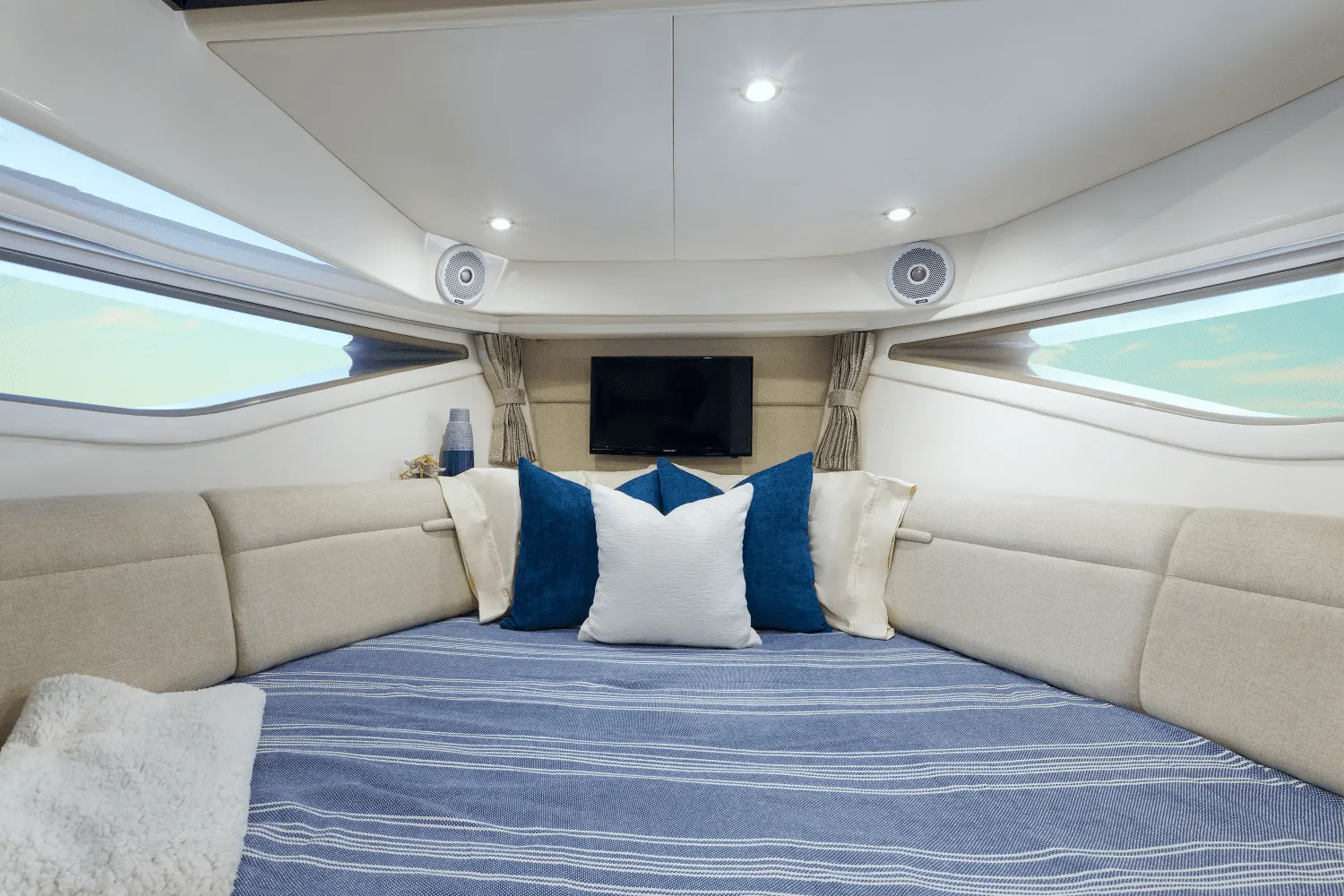 2025 Sea Ray Sundancer 320 Outboard Image Thumbnail #46