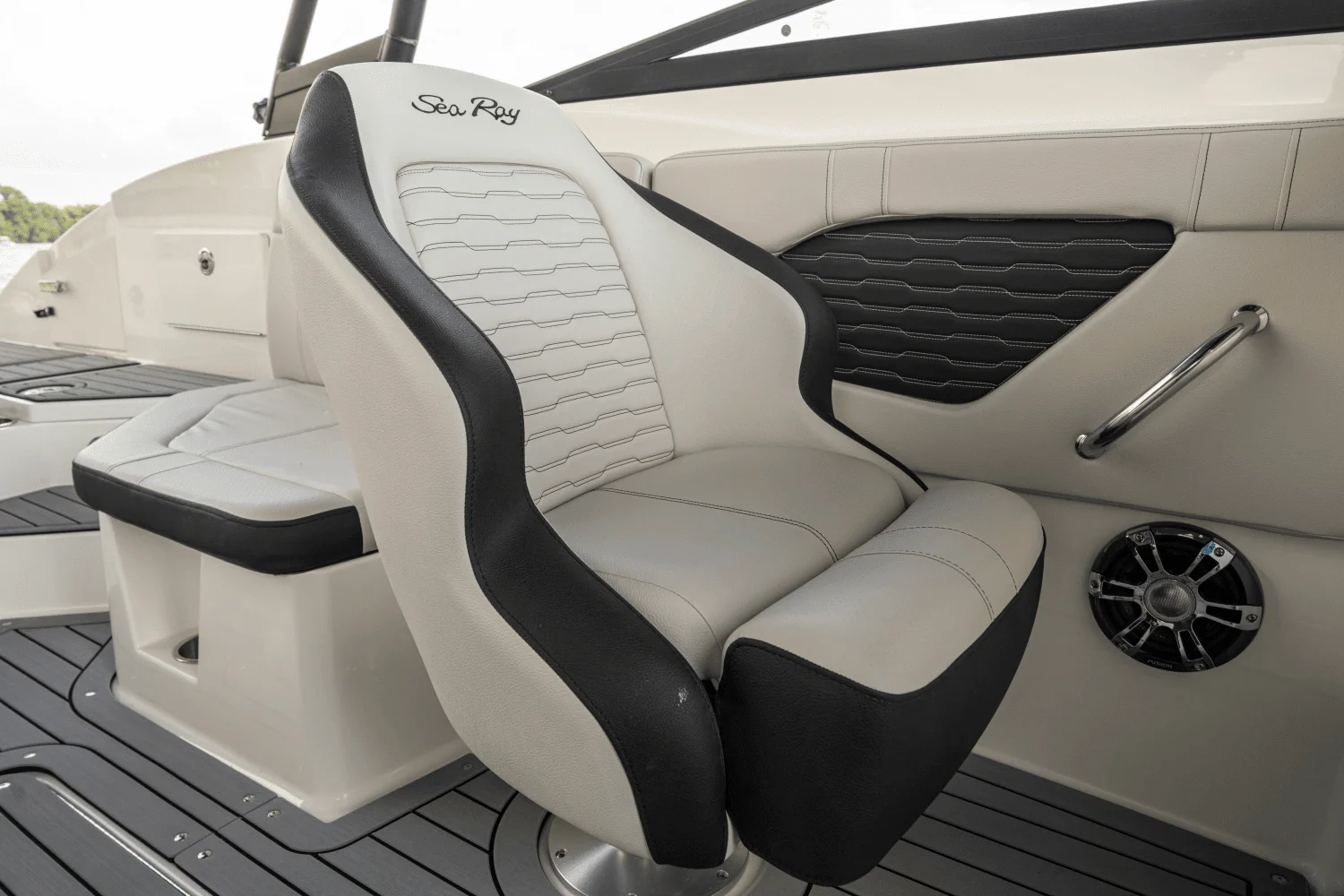 2026 Sea Ray SPX 230 Outboard Image Thumbnail #15