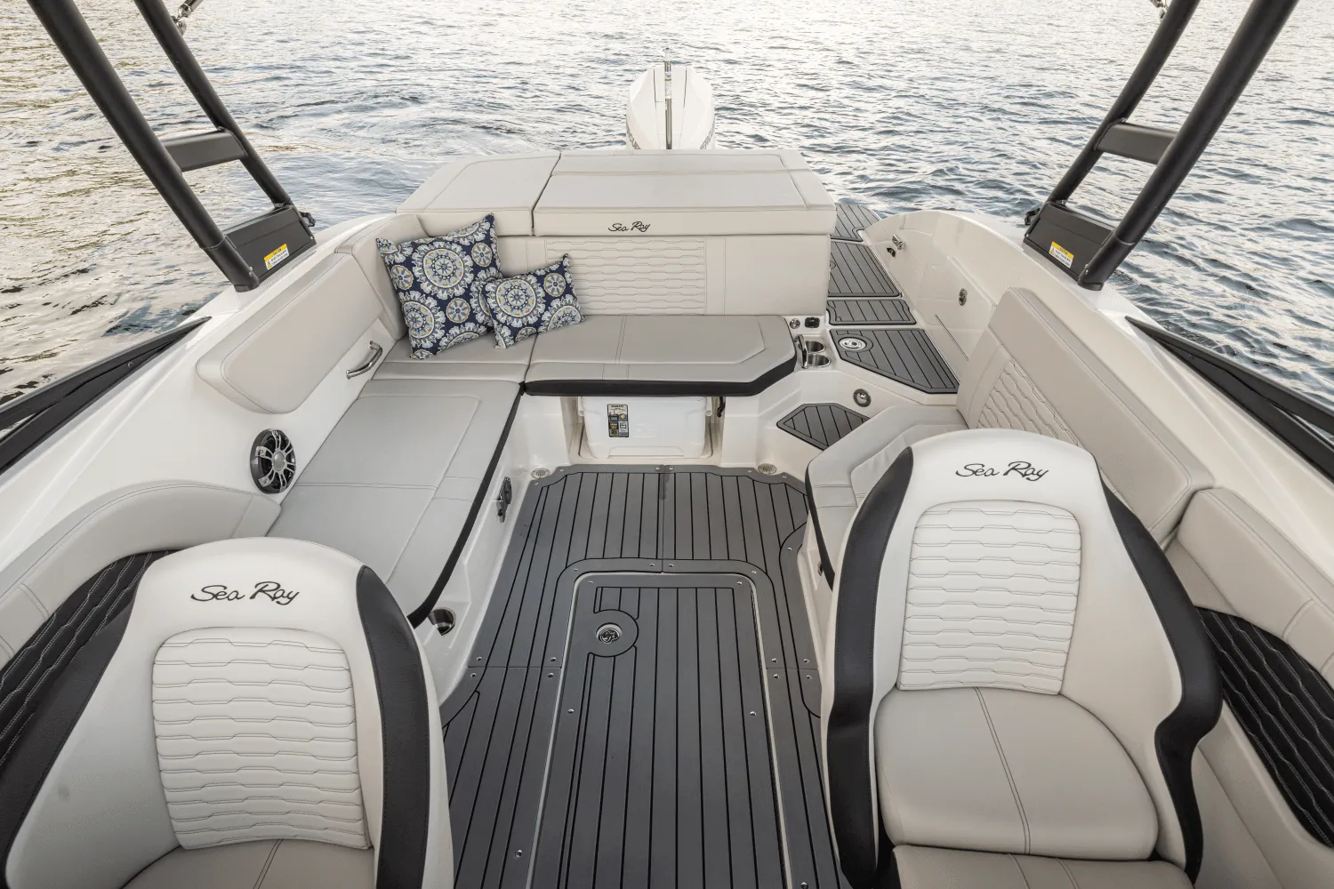 2025 Sea Ray SPX 230 Outboard Image Thumbnail #6