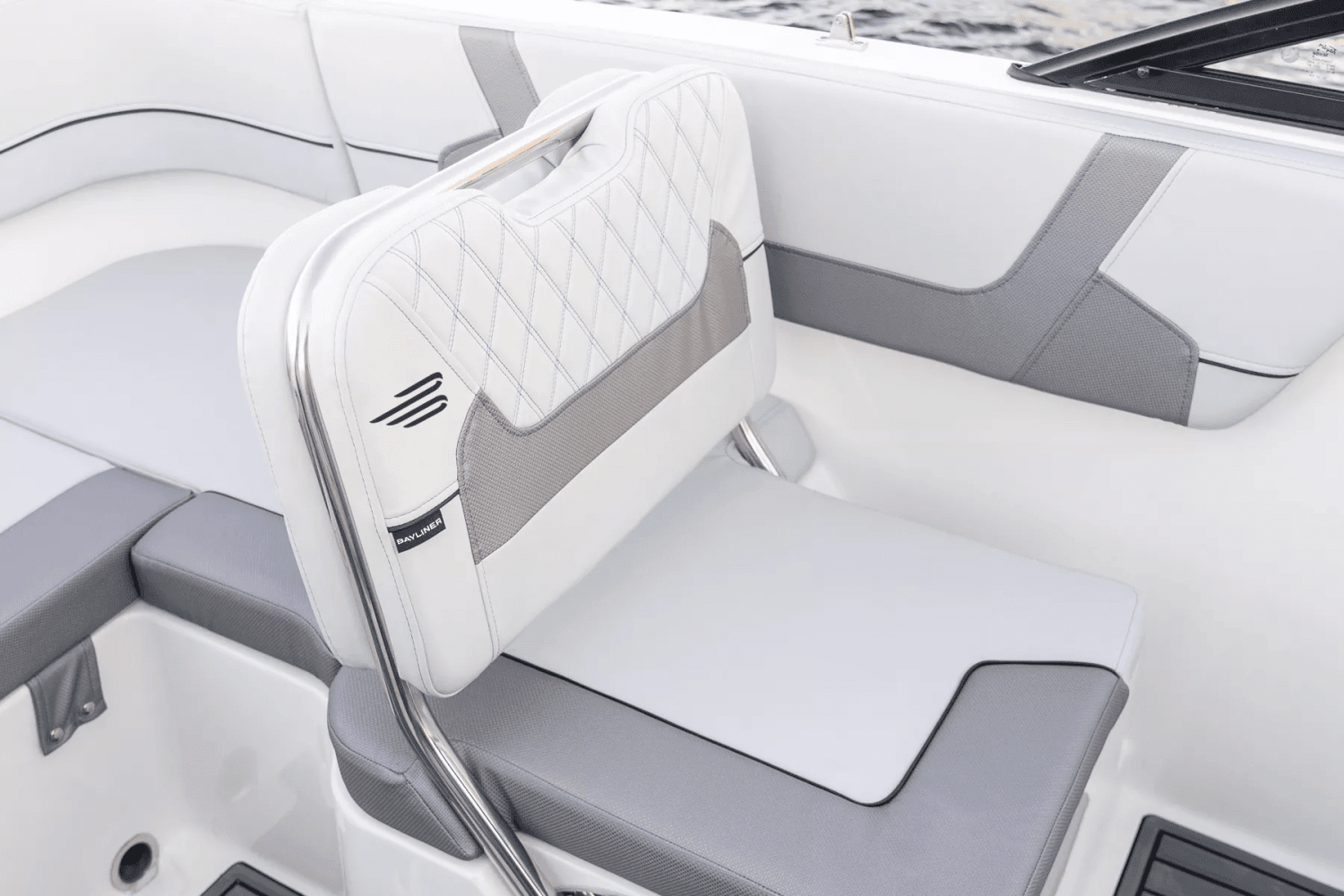 2025 Bayliner VR5 Outboard Image Thumbnail #5