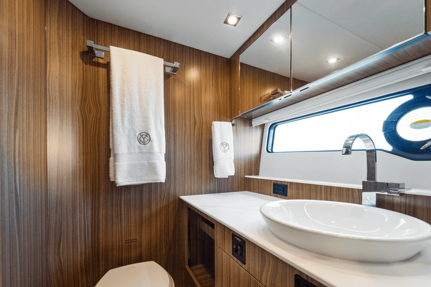 2026 Cruisers Yachts 50 GLS Outboard Image Thumbnail #38