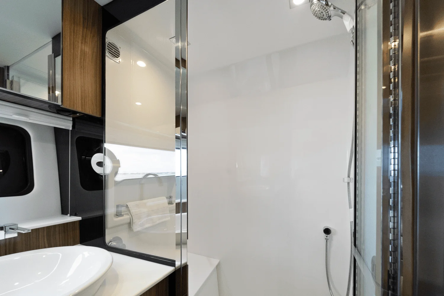 2026 Cruisers Yachts 50 GLS Outboard Image Thumbnail #35