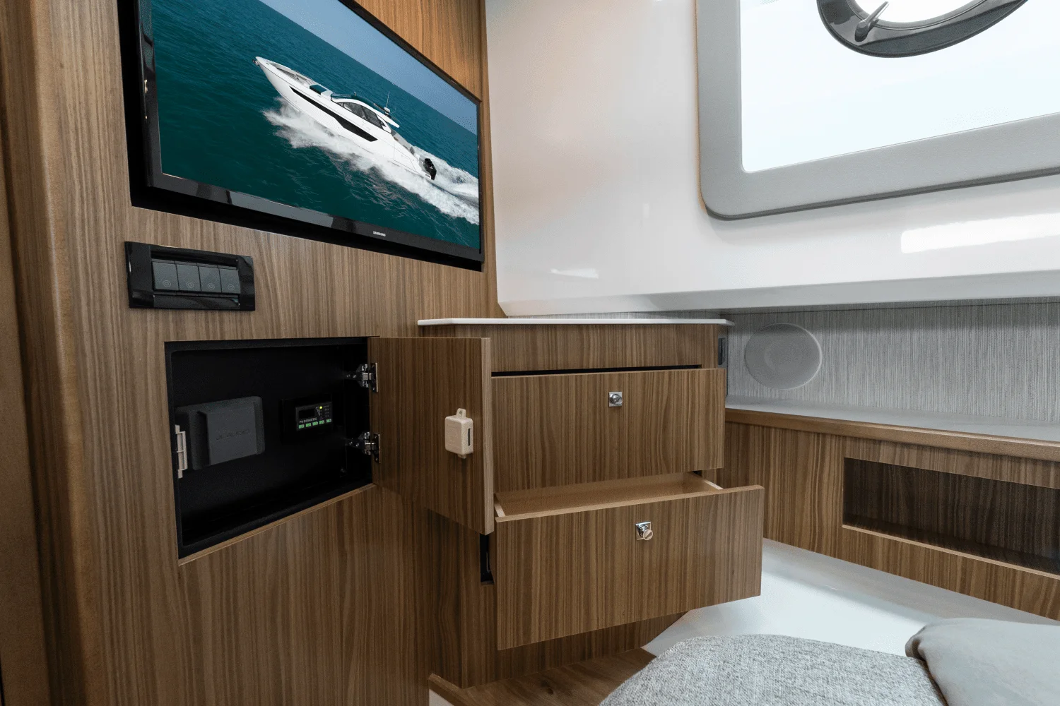 2026 Cruisers Yachts 50 GLS Outboard Image Thumbnail #46