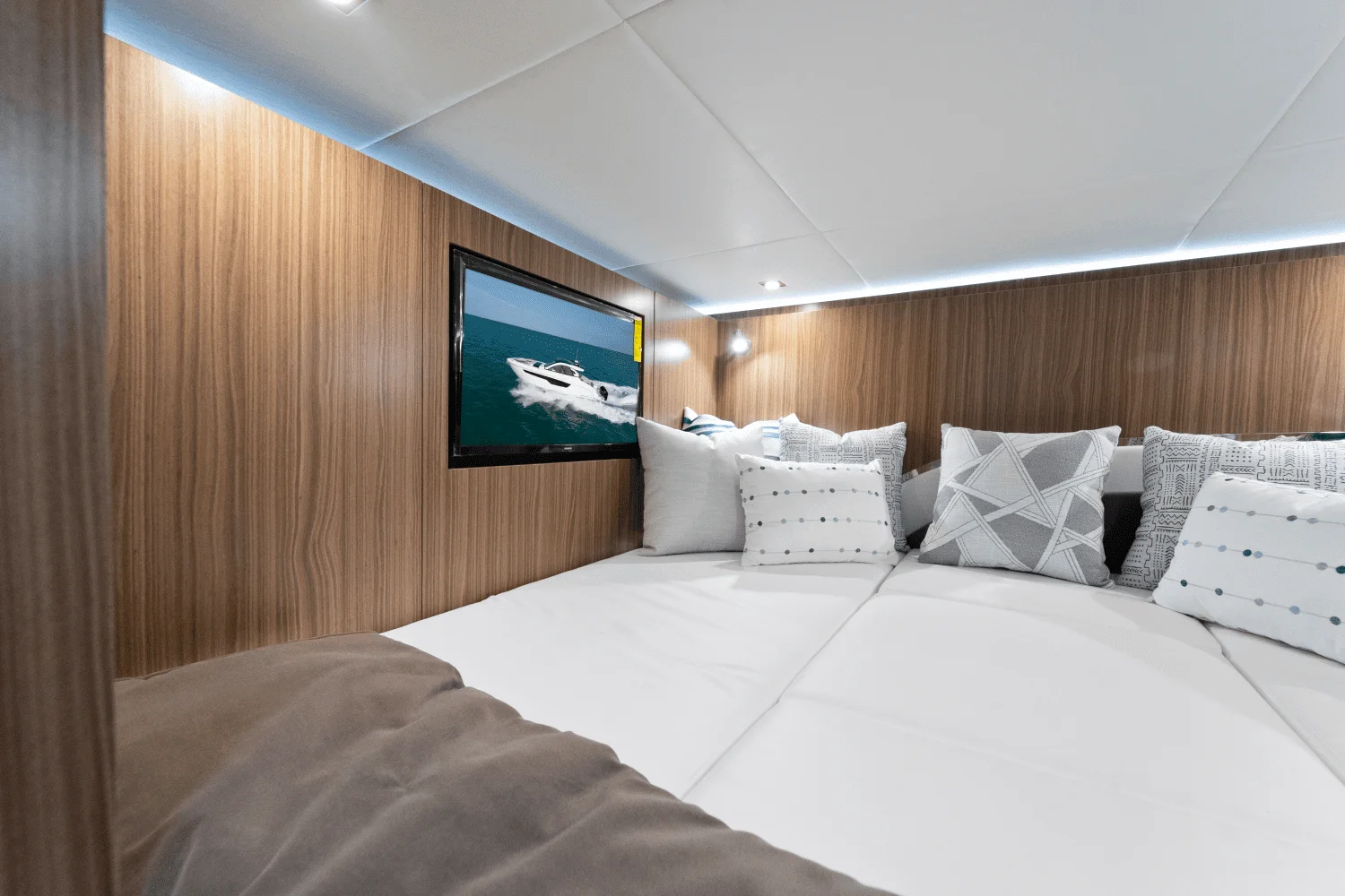 2026 Cruisers Yachts 50 GLS Outboard Image Thumbnail #30