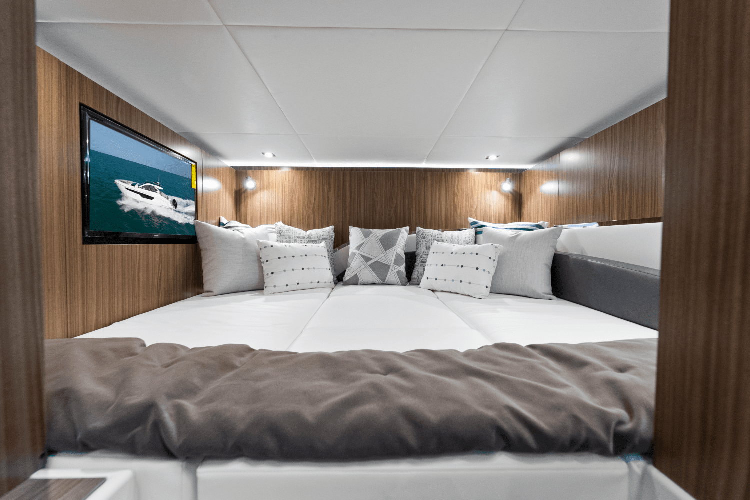 2026 Cruisers Yachts 50 GLS Outboard Image Thumbnail #29