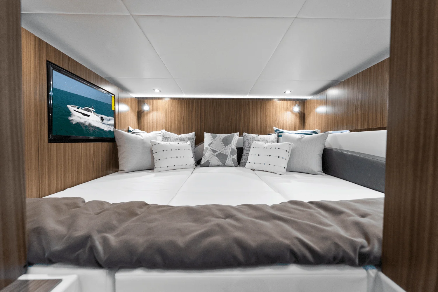 2026 Cruisers Yachts 50 GLS Outboard Image Thumbnail #29