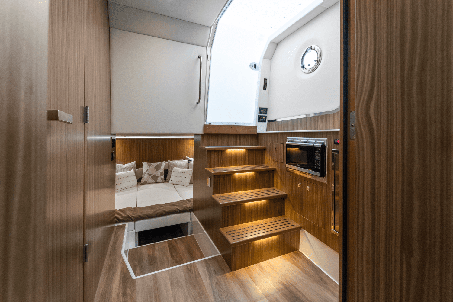 2026 Cruisers Yachts 50 GLS Outboard Image Thumbnail #32