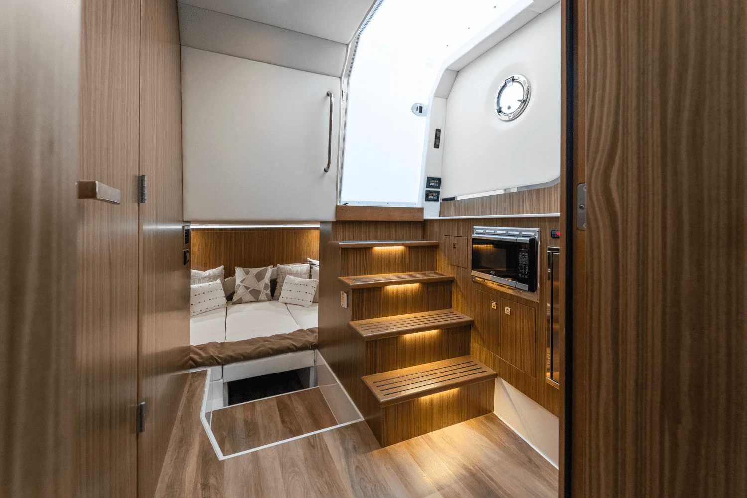 2026 Cruisers Yachts 50 GLS Outboard Image Thumbnail #32