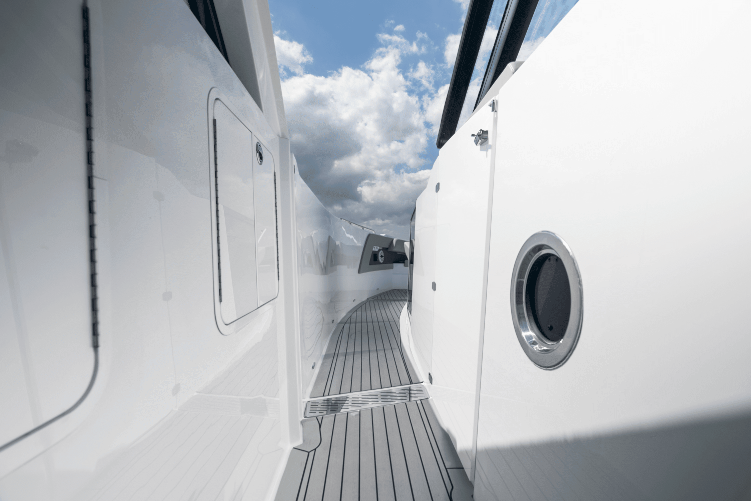 2026 Cruisers Yachts 50 GLS Outboard Image Thumbnail #65