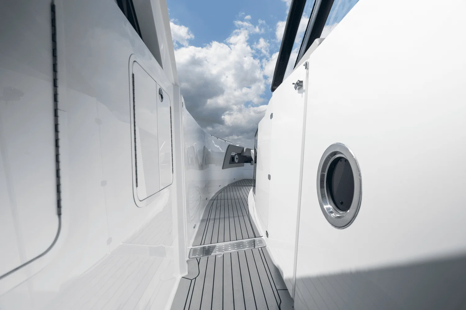 2026 Cruisers Yachts 50 GLS Outboard Image Thumbnail #65