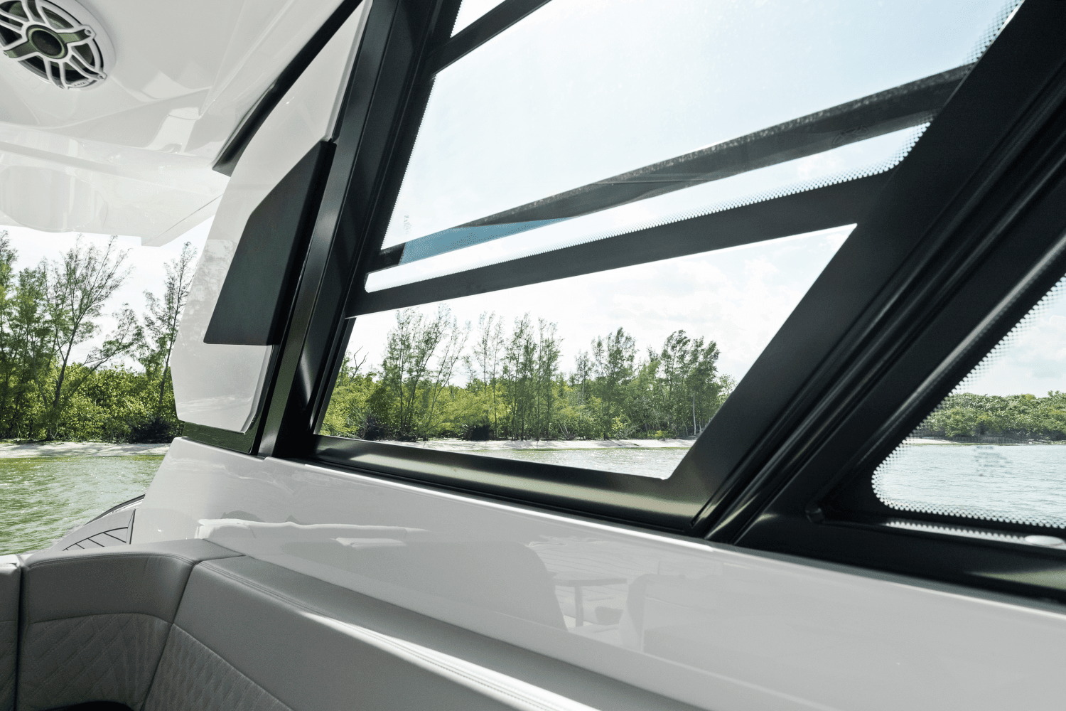 2026 Cruisers Yachts 50 GLS Outboard Image Thumbnail #91