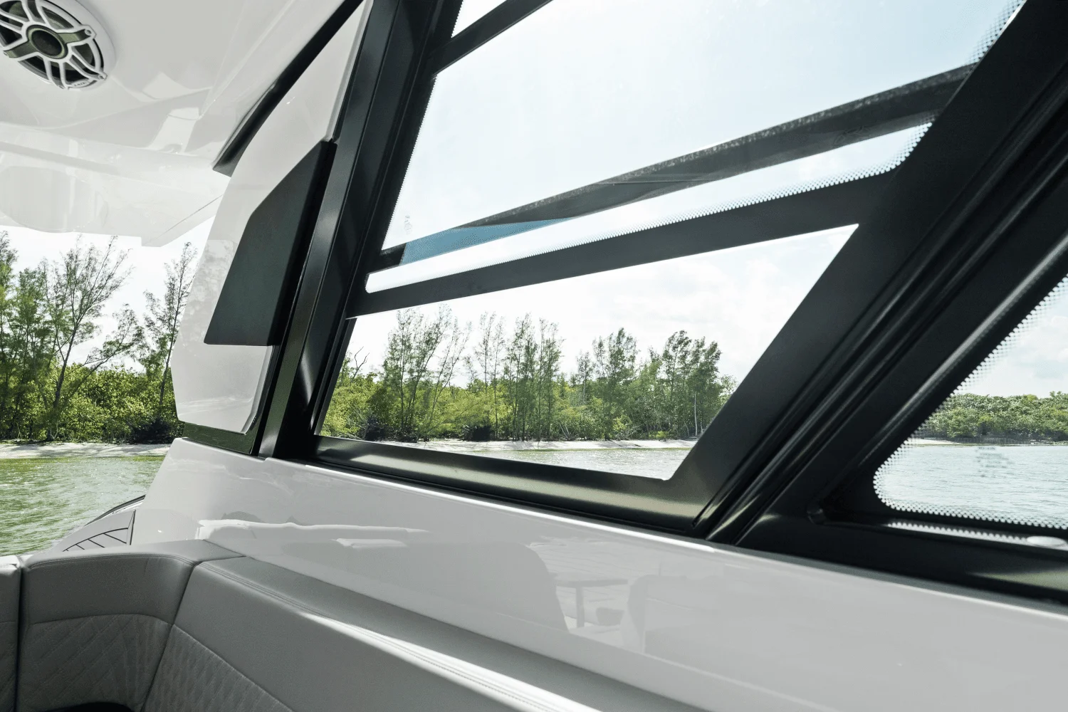 2026 Cruisers Yachts 50 GLS Outboard Image Thumbnail #91