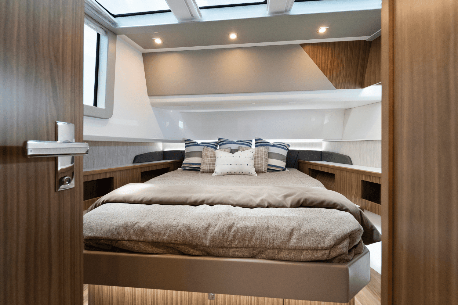 2026 Cruisers Yachts 50 GLS Outboard Image Thumbnail #39