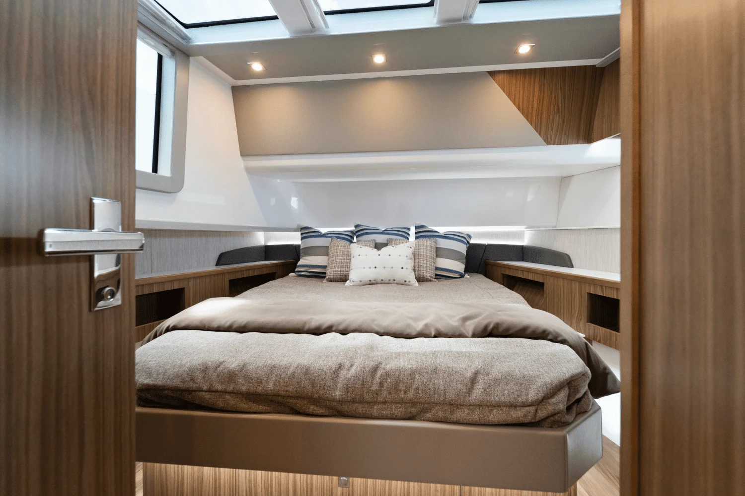 2026 Cruisers Yachts 50 GLS Outboard Image Thumbnail #39