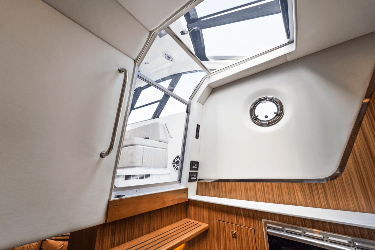 2026 Cruisers Yachts 50 GLS Outboard Image Thumbnail #48