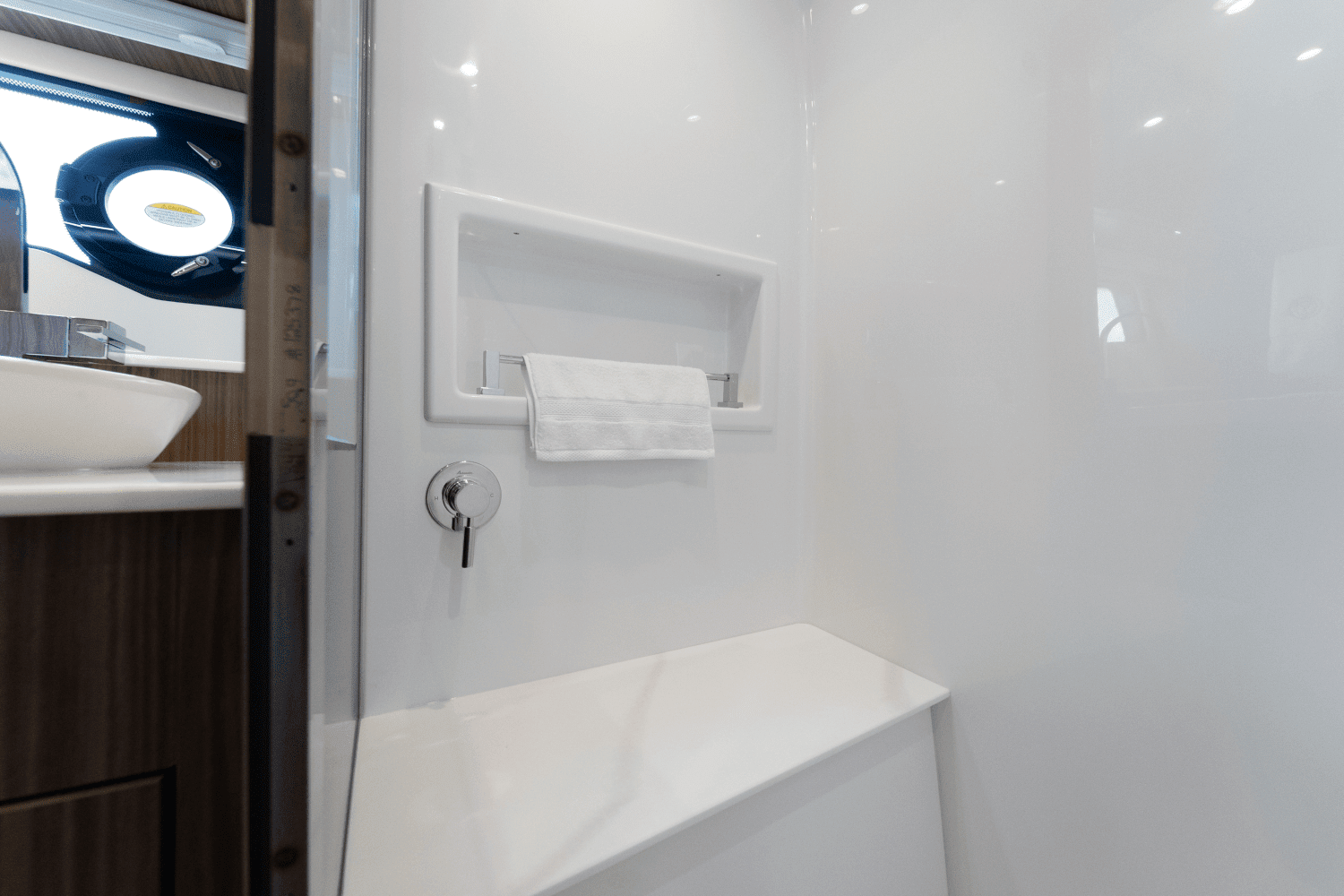 2026 Cruisers Yachts 50 GLS Outboard Image Thumbnail #36