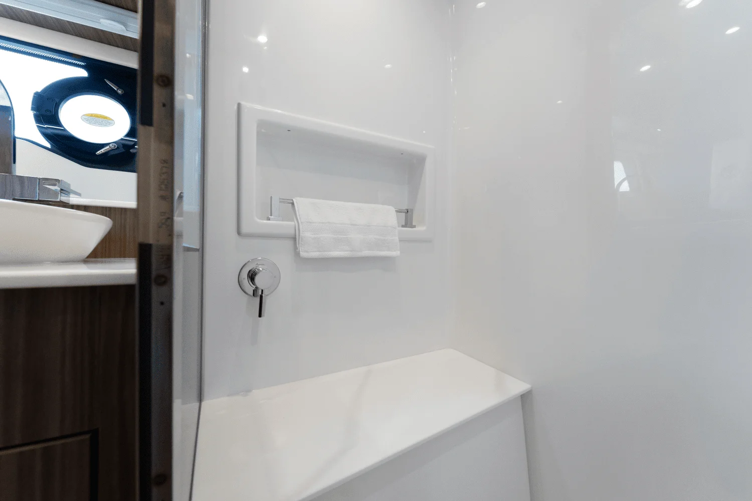 2026 Cruisers Yachts 50 GLS Outboard Image Thumbnail #36