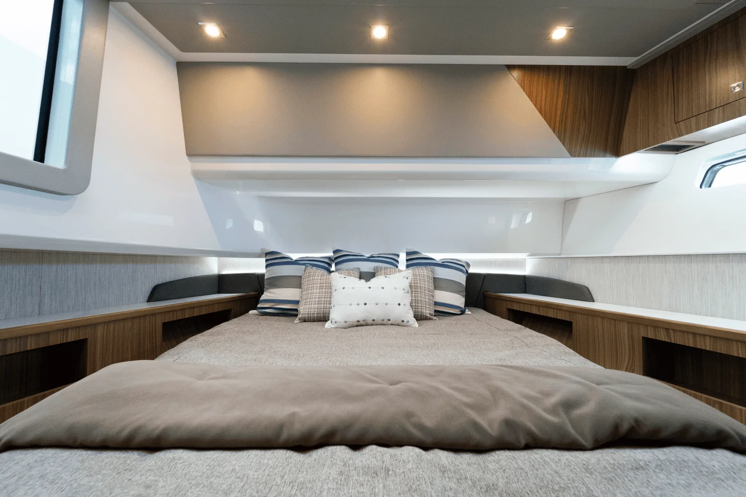 2026 Cruisers Yachts 50 GLS Outboard Image Thumbnail #45