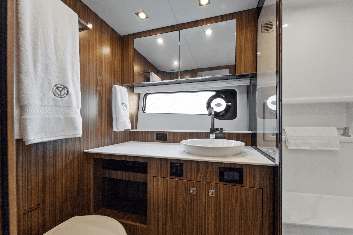 2026 Cruisers Yachts 50 GLS Outboard Image Thumbnail #33