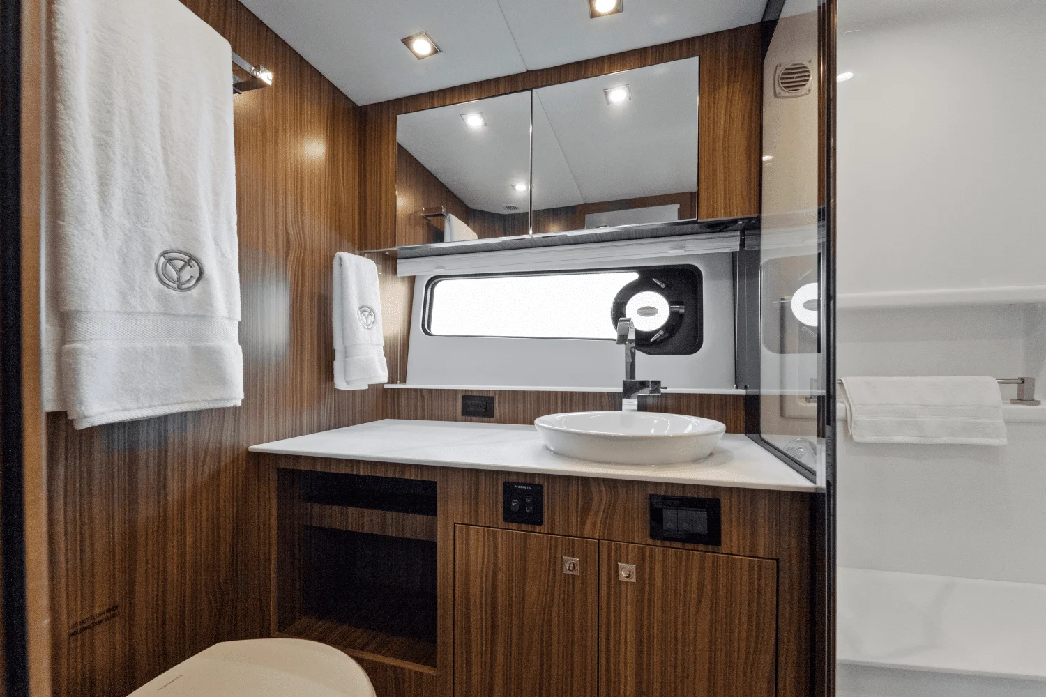 2026 Cruisers Yachts 50 GLS Outboard Image Thumbnail #33