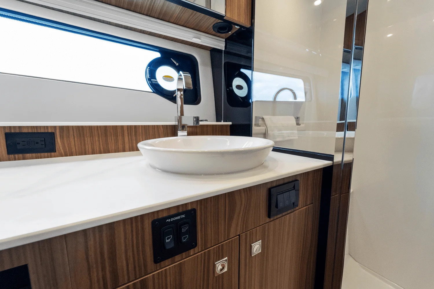 2026 Cruisers Yachts 50 GLS Outboard Image Thumbnail #34