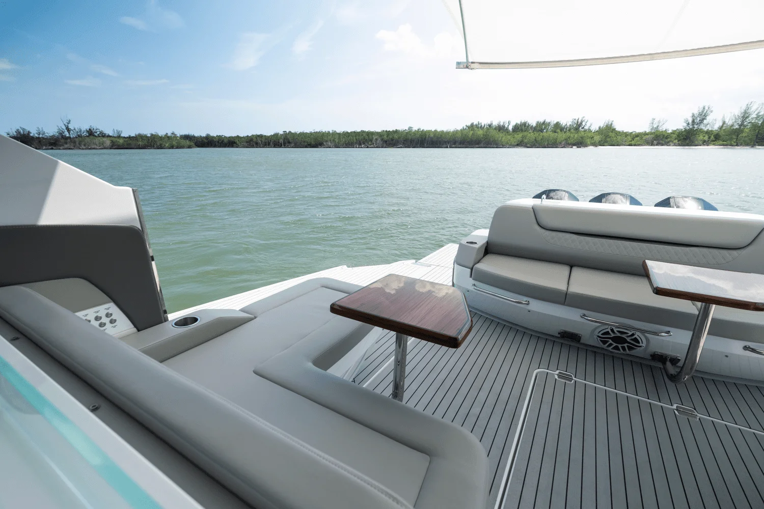 2026 Cruisers Yachts 50 GLS Outboard Image Thumbnail #74