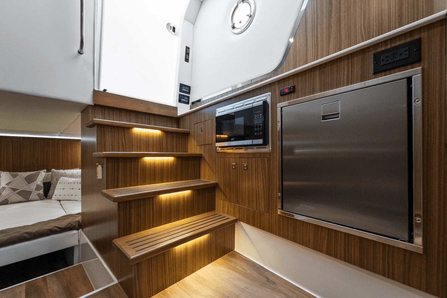 2026 Cruisers Yachts 50 GLS Outboard Image Thumbnail #25