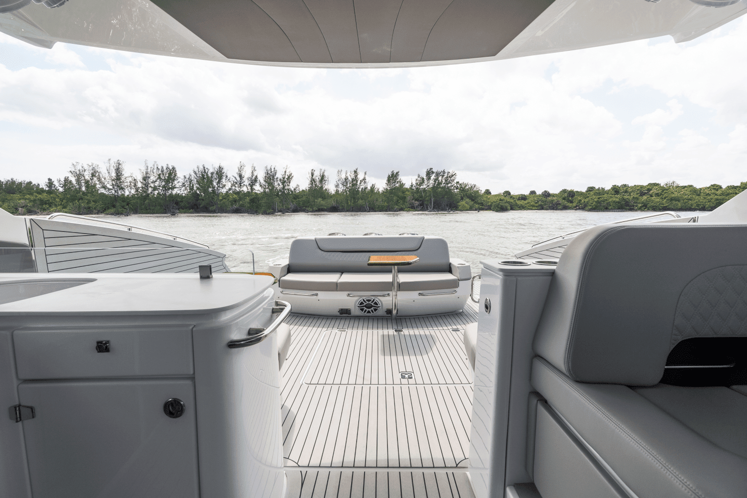 2026 Cruisers Yachts 50 GLS Outboard Image Thumbnail #49