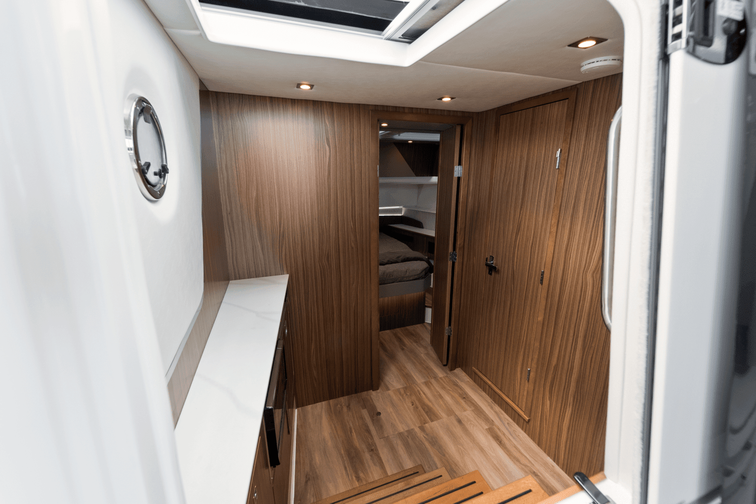 2026 Cruisers Yachts 50 GLS Outboard Image Thumbnail #23