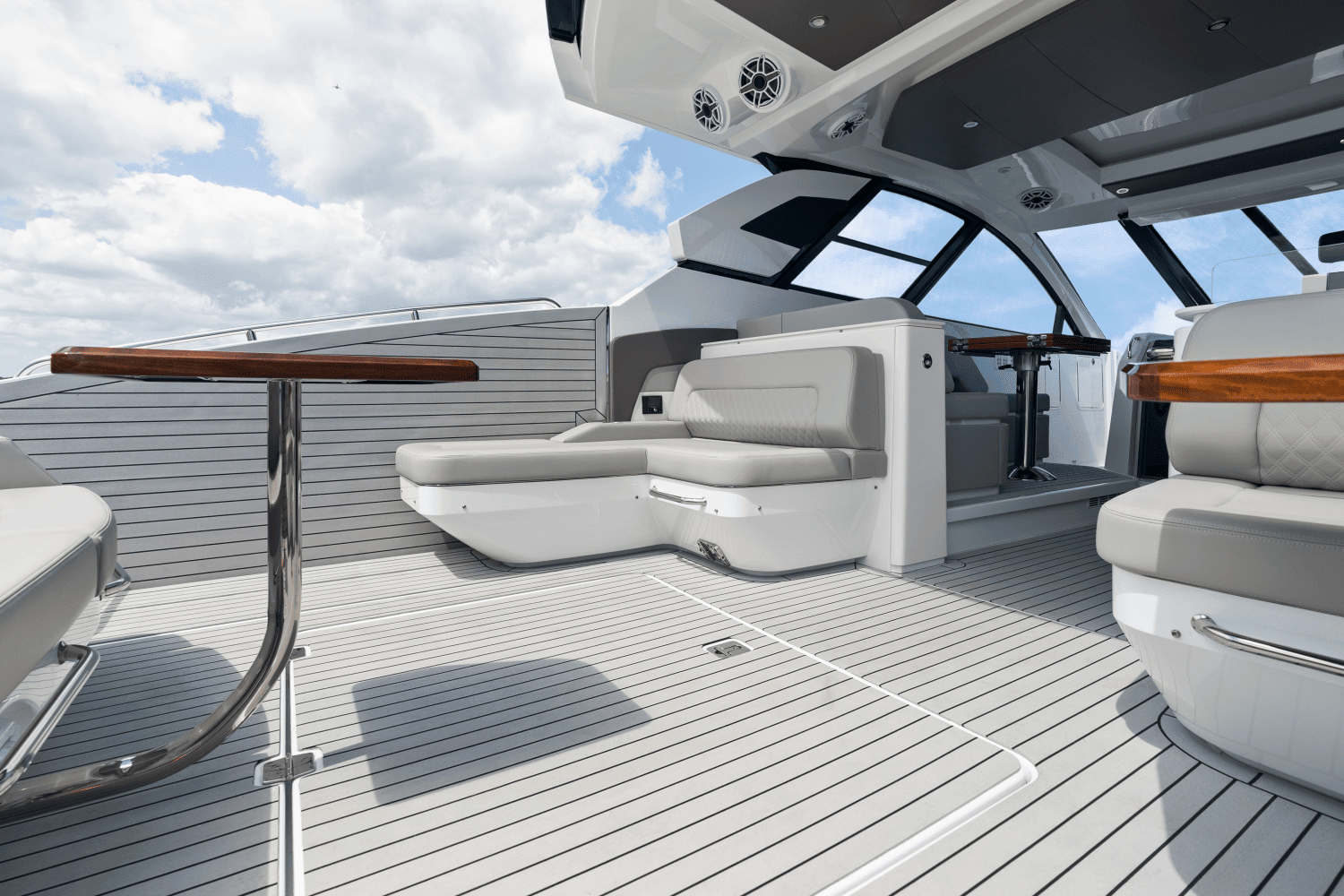 2026 Cruisers Yachts 50 GLS Outboard Image Thumbnail #54