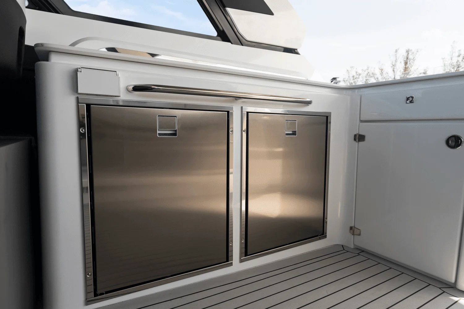 2026 Cruisers Yachts 50 GLS Outboard Image Thumbnail #94