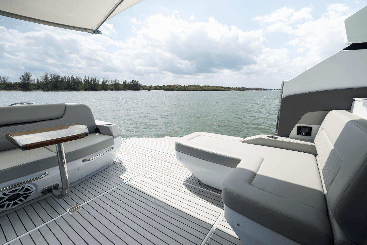 2026 Cruisers Yachts 50 GLS Outboard Image Thumbnail #76