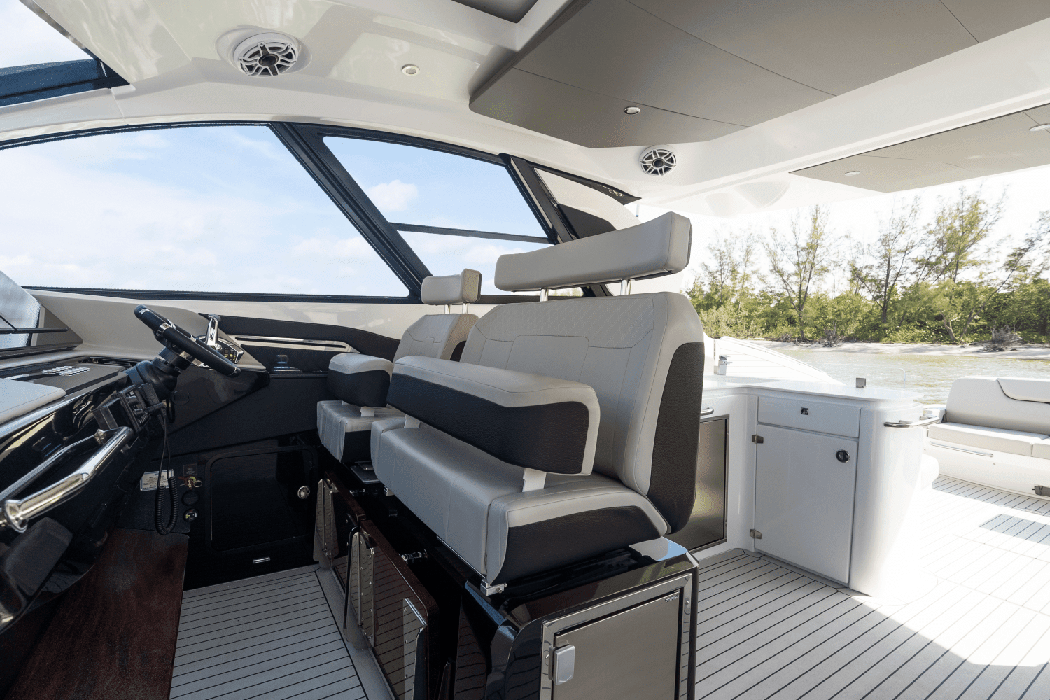 2026 Cruisers Yachts 50 GLS Outboard Image Thumbnail #96