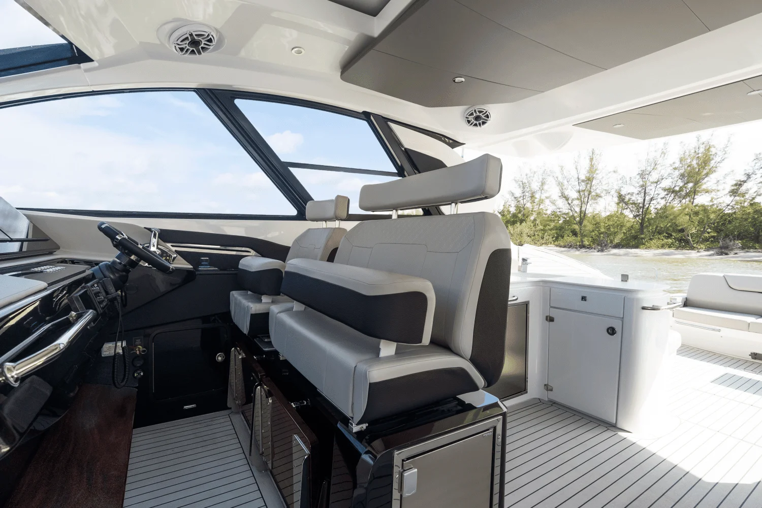 2026 Cruisers Yachts 50 GLS Outboard Image Thumbnail #96