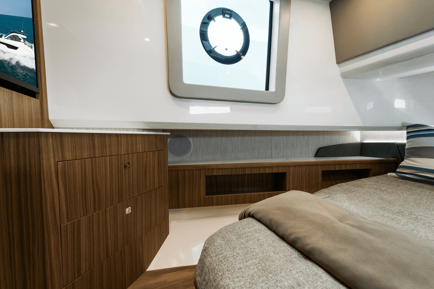 2026 Cruisers Yachts 50 GLS Outboard Image Thumbnail #44