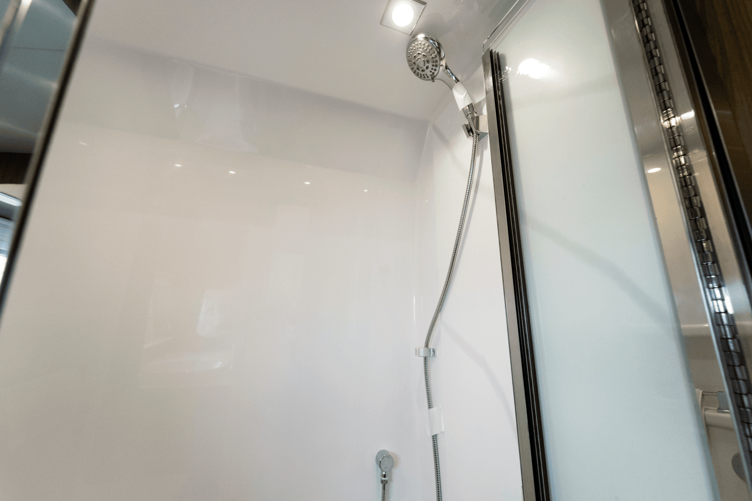 2026 Cruisers Yachts 50 GLS Outboard Image Thumbnail #37