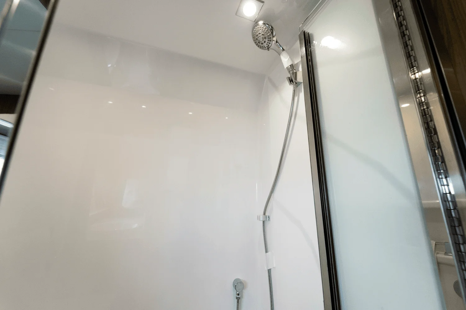 2026 Cruisers Yachts 50 GLS Outboard Image Thumbnail #37